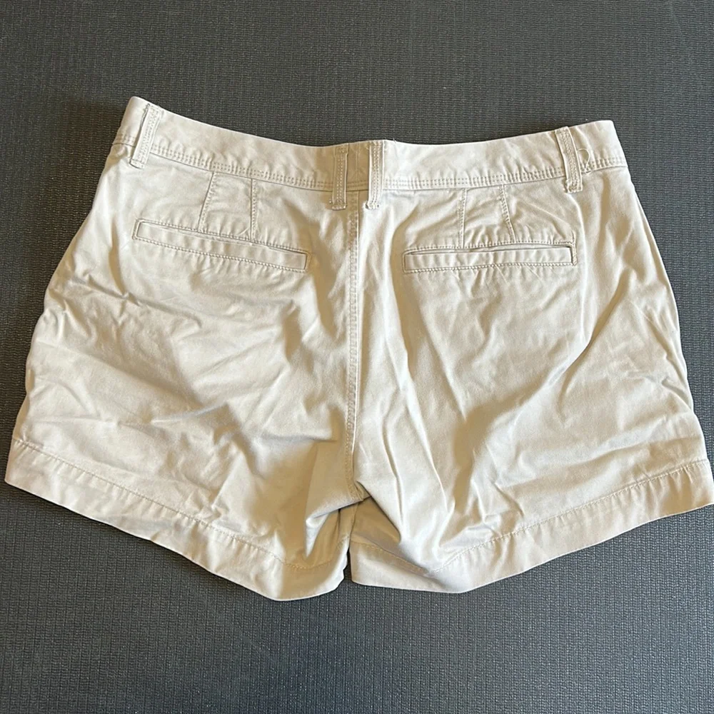 Old Navy women’s perfect 5” shorts favorite khakis 12. Excellent condition - Picture 4 of 4